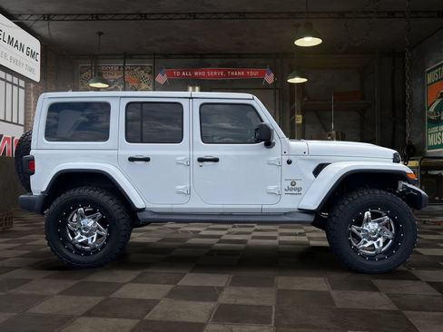 Used 2018 Jeep Wrangler Unlimited Sahara AWD/4WD image 4