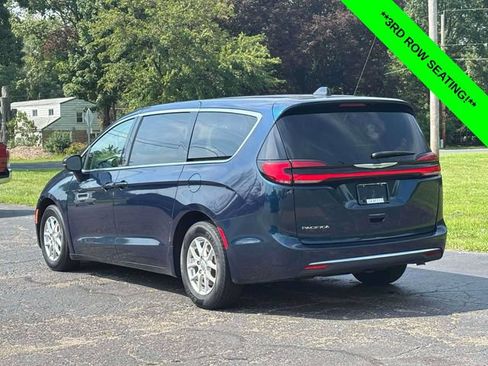 Used 2023 Chrysler Pacifica Touring-L FWD image 2
