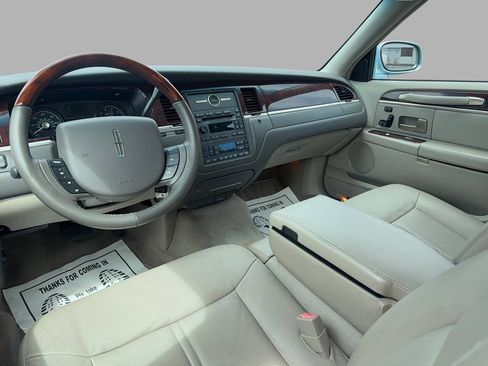 Used 2008 Lincoln Town Car Signature Limited RWD image 23