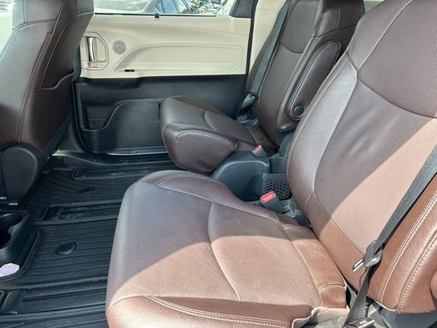 Used 2024 Toyota Sienna Platinum image 18