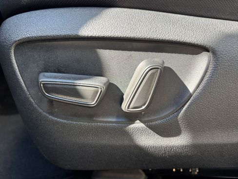 Used 2025 Toyota Highlander LE FWD image 22