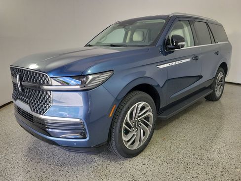 New 2027 Lincoln Navigator Premiere RWD image 2