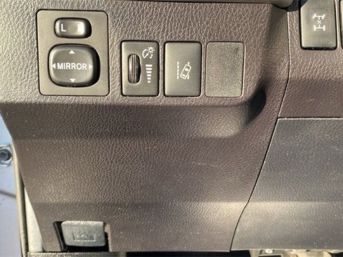 Used 2018 Toyota RAV4 Limited image 30