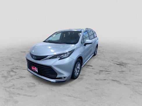 Used 2021 Toyota Sienna XLE image 5