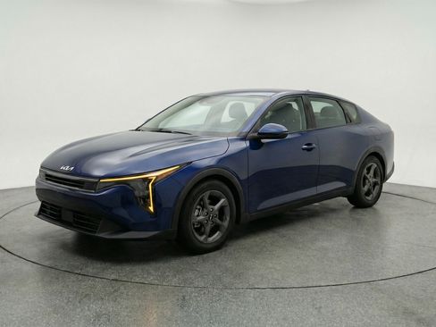 Used 2025 Kia K4 LXS image 3