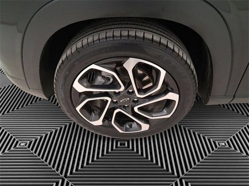 Used 2025 Chevrolet Trax RS w/ Sunroof Package image 9
