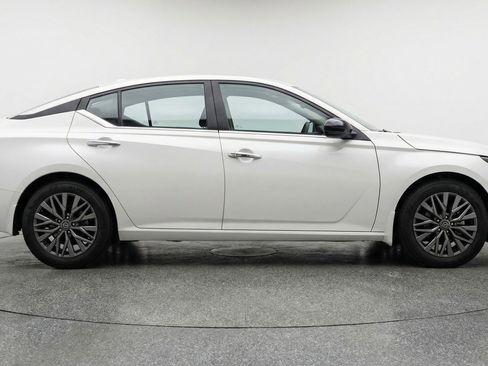 Used 2025 Nissan Altima 2.5 SV image 8
