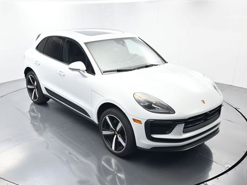 Certified 2025 Porsche Macan AWD/4WD image 43