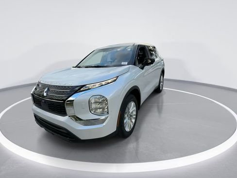 Used 2022 Mitsubishi Outlander ES AWD/4WD image 3