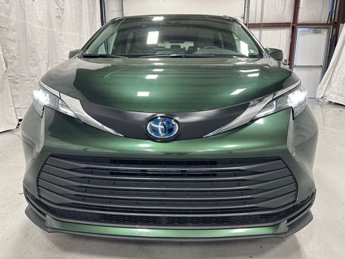 Used 2025 Toyota Sienna LE image 2