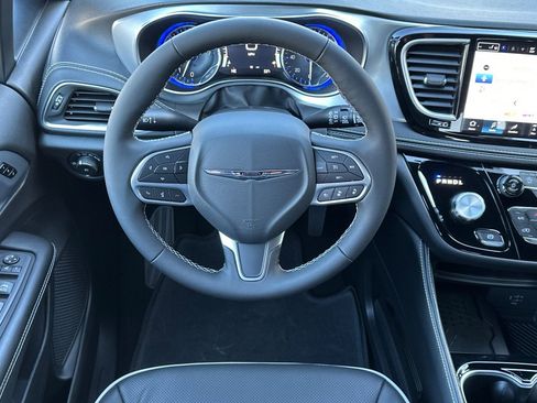 New 2026 Chrysler Pacifica Limited image 17