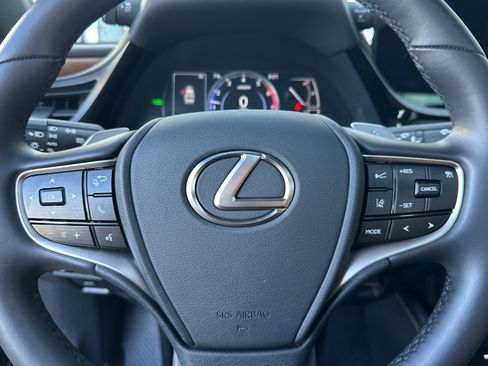 Used 2025 Lexus ES 300h w/ Premium Package image 17