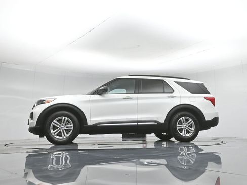 Certified 2023 Ford Explorer XLT RWD image 55