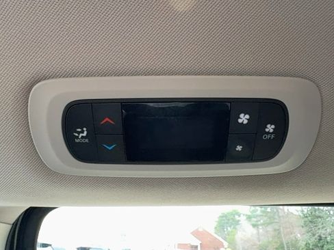 Used 2023 Chrysler Voyager LX image 13