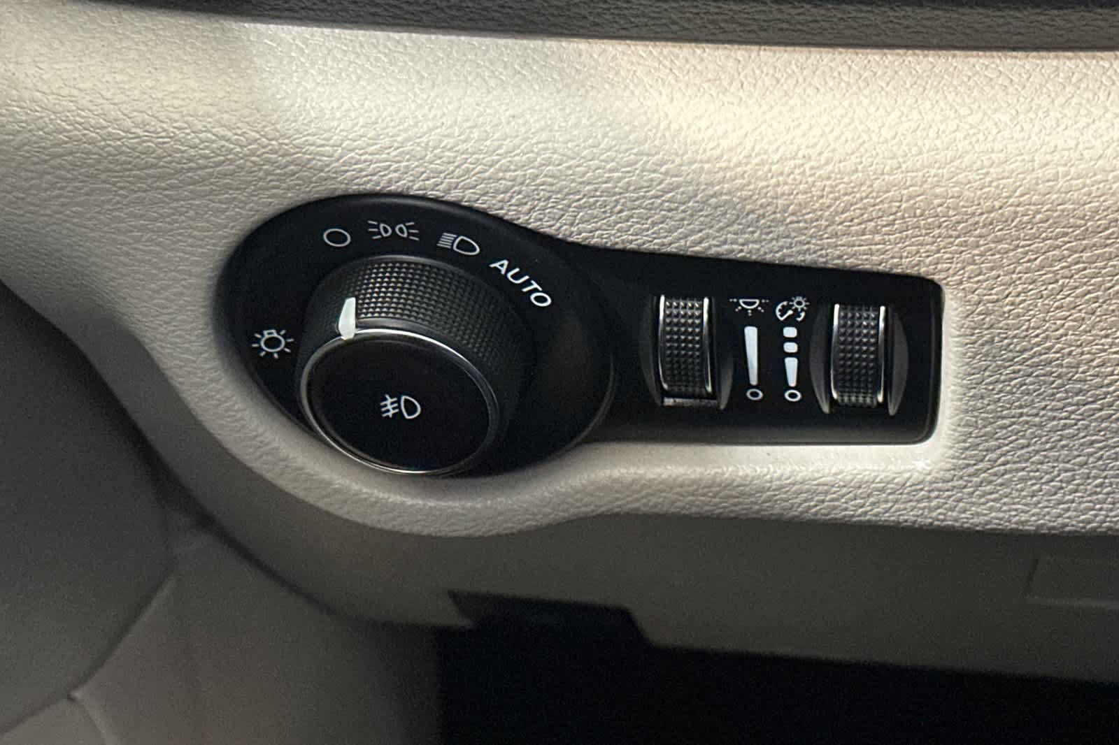 Used 2023 Chrysler Pacifica Touring-L FWD image 45