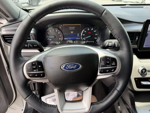 Used 2023 Ford Explorer XLT AWD/4WD image 19