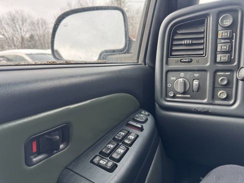 Used 2002 Chevrolet Avalanche 4x4 w/ North Face Edition image 29