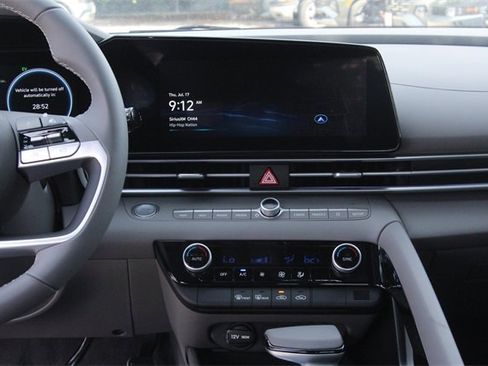 Certified 2025 Hyundai Elantra SEL image 14