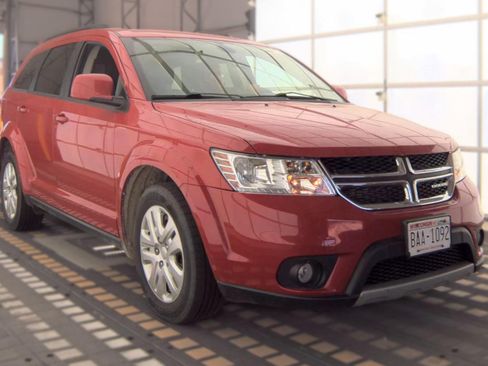 Used 2019 Dodge Journey SE FWD image 3