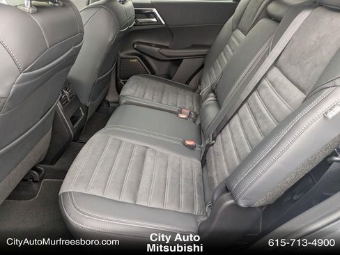 New 2025 Mitsubishi Outlander SE image 13