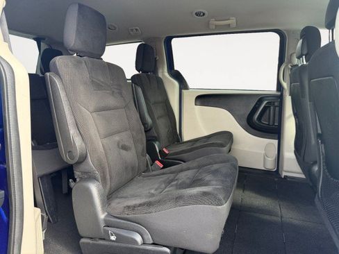 Used 2019 Dodge Grand Caravan SE w/ UConnect Hands-Free Group FWD image 12