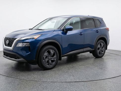 Used 2025 Nissan Rogue SV image 3