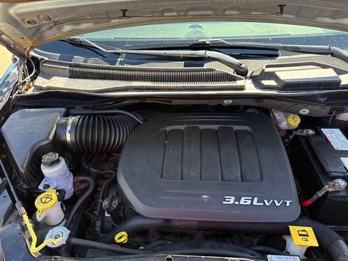 Used 2012 Chrysler Town & Country Touring FWD image 17