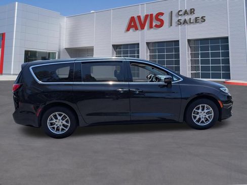 Used 2023 Chrysler Pacifica Touring-L FWD image 5