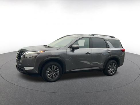 Used 2025 Nissan Pathfinder SV image 7