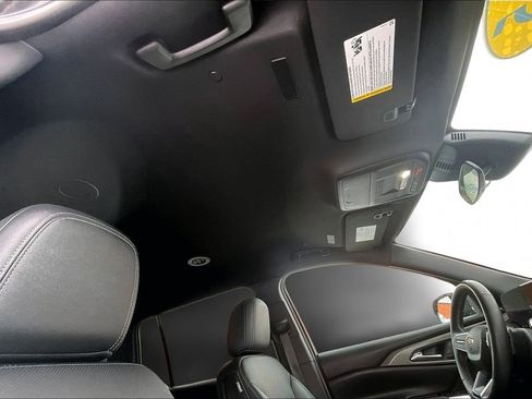 Used 2025 Chevrolet Traverse LT image 30