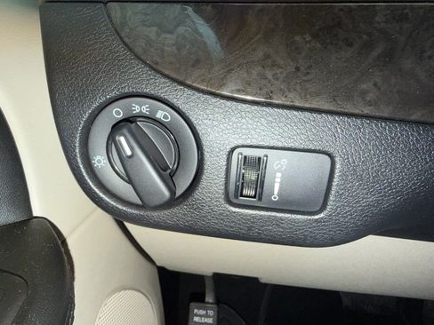 Used 2018 Dodge Grand Caravan SE w/ UConnect Hands-Free Group image 15