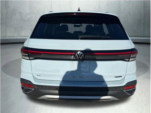 New 2026 Volkswagen Taos SE AWD/4WD image 4