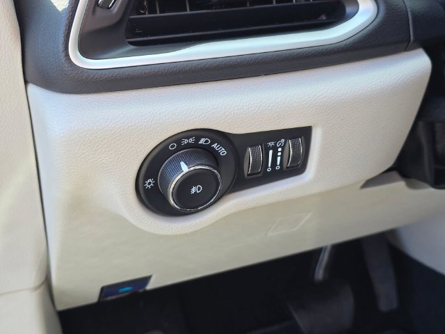 Used 2024 Chrysler Pacifica Touring-L FWD image 23