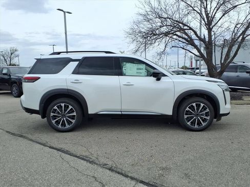New 2026 Nissan Pathfinder Platinum AWD/4WD image 9