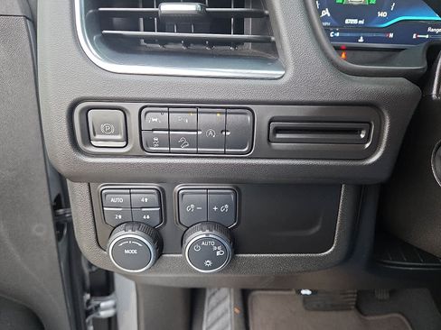 Used 2023 Chevrolet Suburban Premier image 24