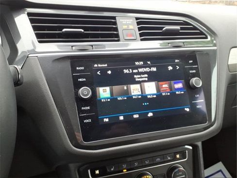 Used 2019 Volkswagen Tiguan SE w/ Panoramic Sunroof Package image 17