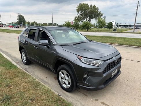 Used 2021 Toyota RAV4 XLE w/ Convenience Package image 7
