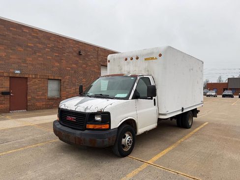 Used 2005 GMC Savana 3500 image 1