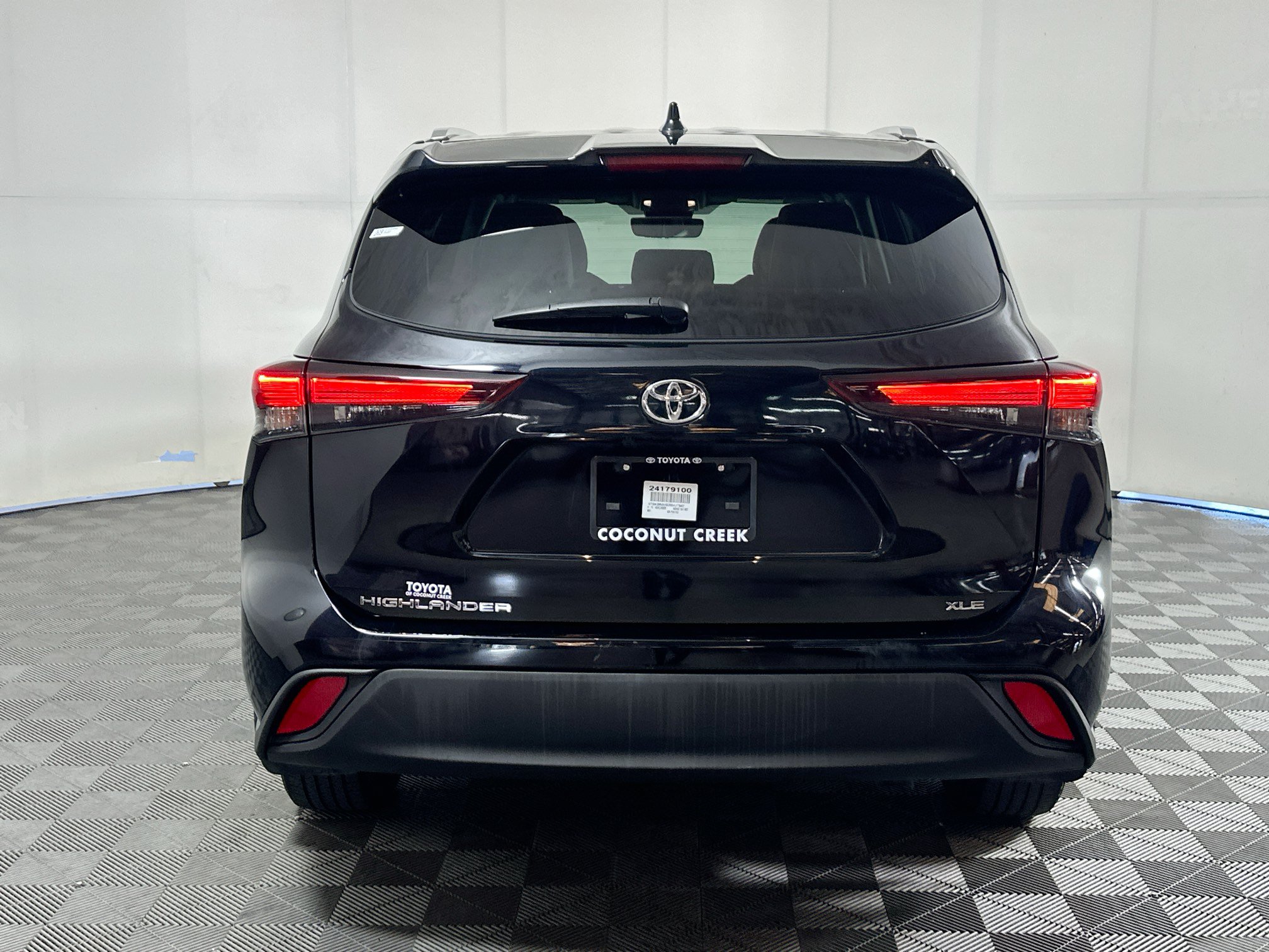 Used 2024 Toyota Highlander XLE FWD image 4