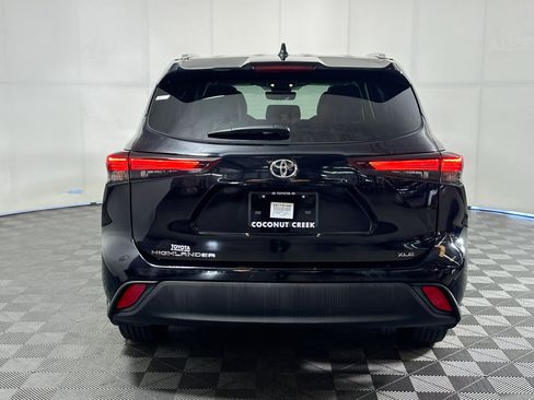 Used 2024 Toyota Highlander XLE FWD image 4