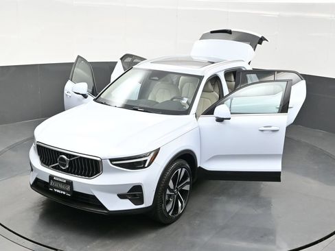 Used 2024 Volvo XC40 B5 Ultimate image 31
