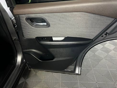 Used 2023 Nissan Rogue SV image 32