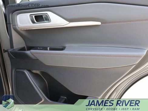 Used 2025 Ford Explorer Active w/ Active Comfort Package image 11