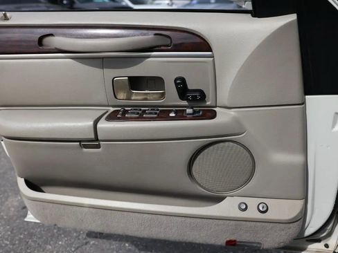 Used 2006 Lincoln Town Car Signature image 36