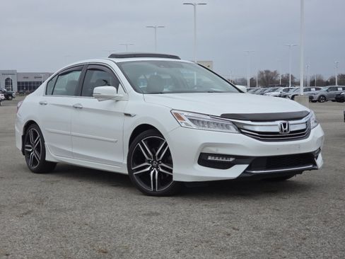 Used 2016 Honda Accord Touring image 2