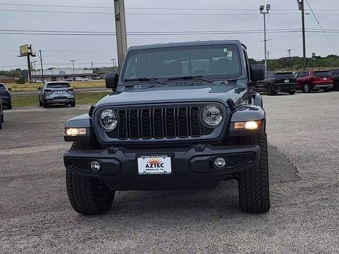 Used 2025 Jeep Gladiator Sport image 2