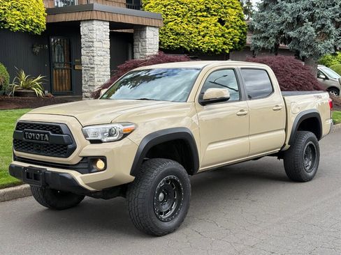Used 2017 Toyota Tacoma TRD Off-Road AWD/4WD image 1