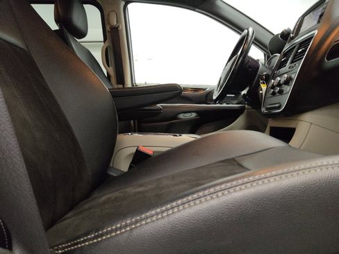 Used 2020 Dodge Grand Caravan SXT FWD image 21