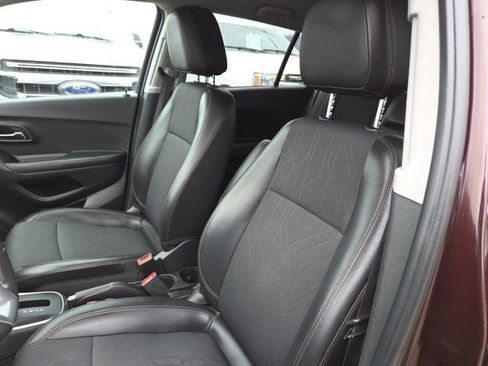 Used 2022 Chevrolet Trax LT w/ LT Convenience Package image 16