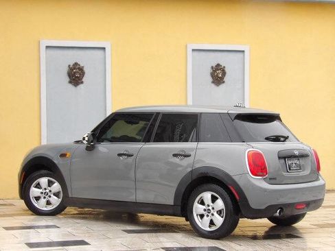 Used 2019 MINI Cooper 4-Door Hardtop image 3